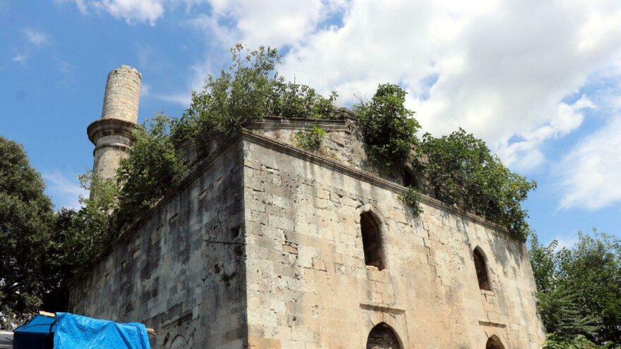 5 buçuk asırlık Kasımpaşa Camii yok olma tehlikesi altında