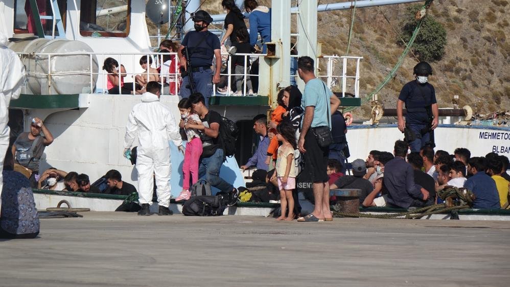 Balıkçı teknesinde yüzlerce kaçak göçmen yakalandı - Resim : 1