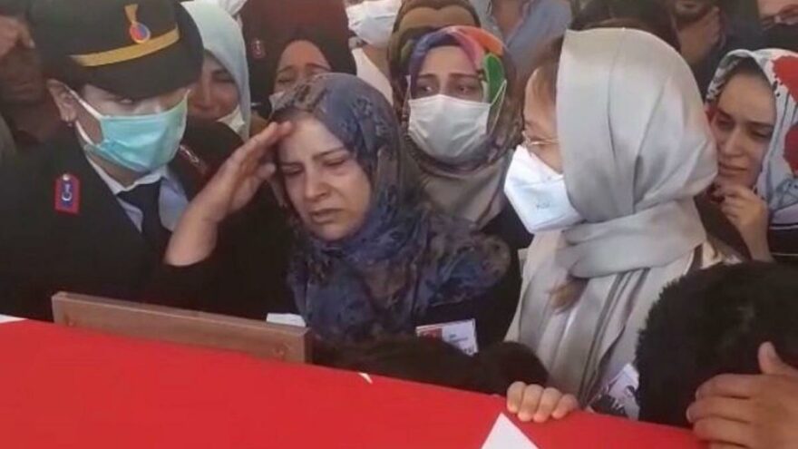 Şehit oğlunu asker selamıyla uğurladı