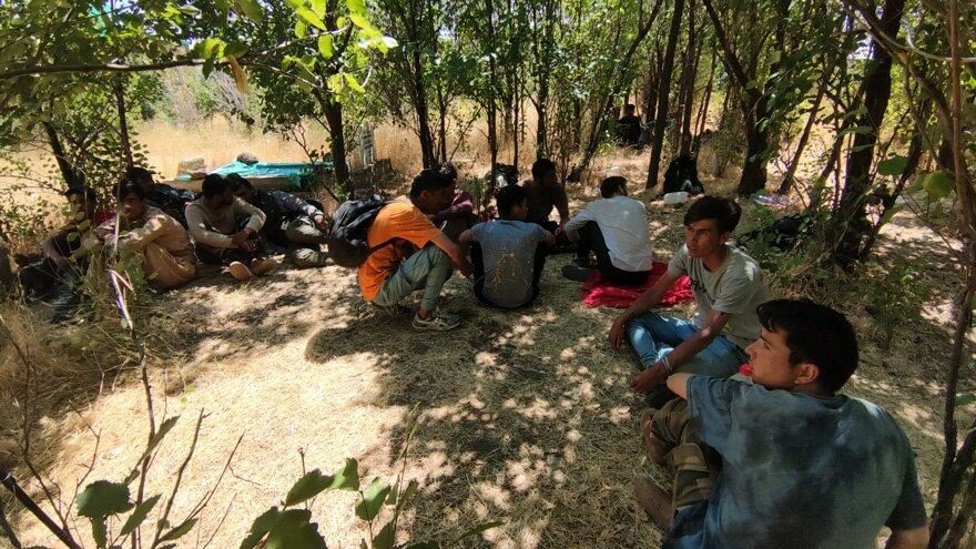 Savaştan kaçıyorlarsa neden çocuk, kadın yok