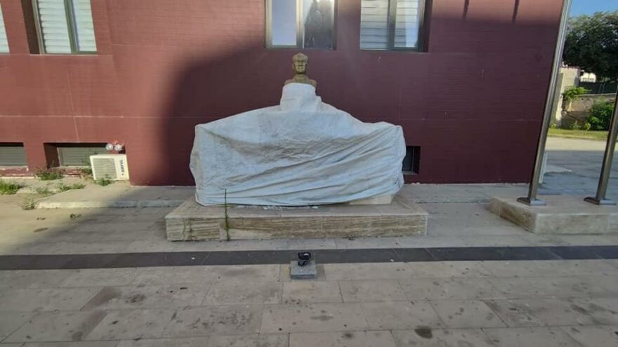 Atatürk büstünün muşamba ile kapatılması tepkilere neden oldu