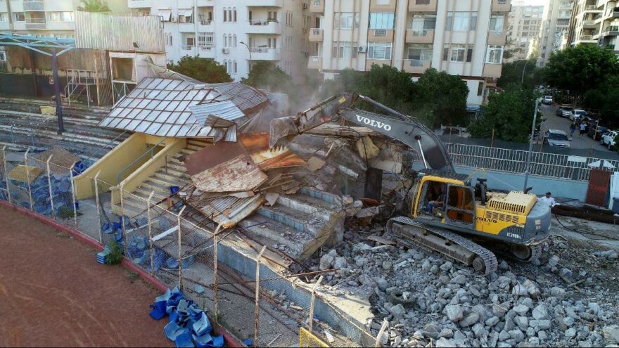 Tarihi Adana 5 Ocak Stadyumu’nda yıkım başladı