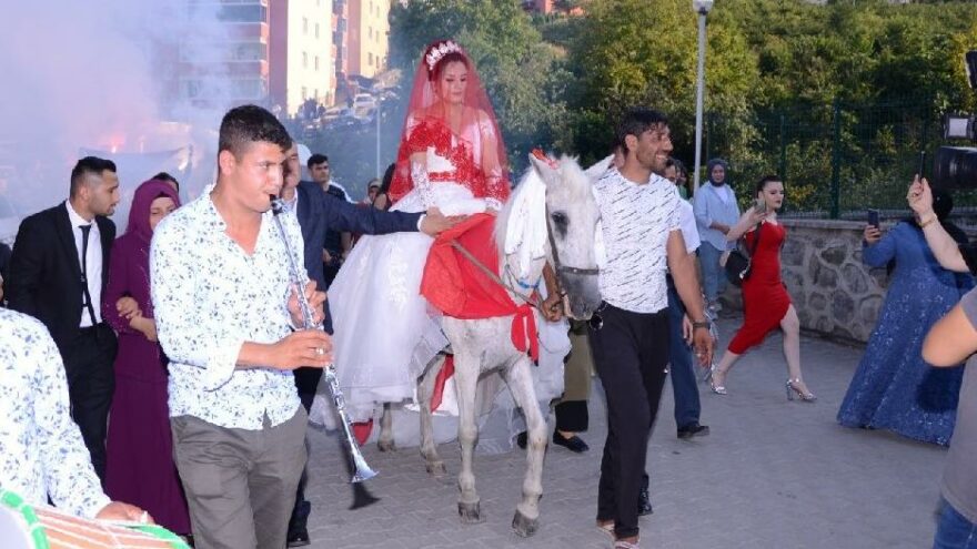 Damat beyaz atıyla geldi