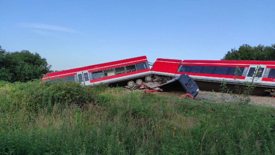 Polonya’da tren kazası: Kırmızı ışıkta geçen kamyona çarptı