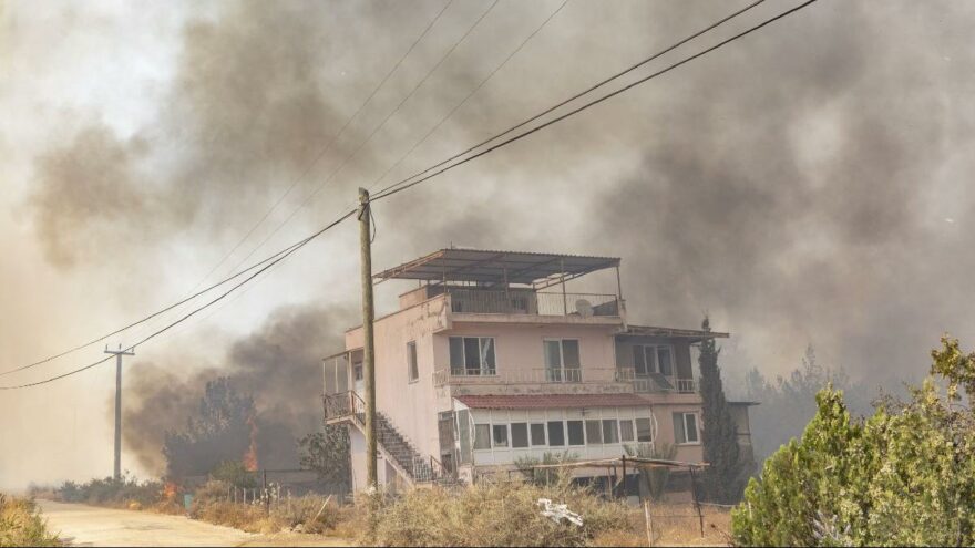 Mersin Aydıncık alevlere teslim: 3 mahalle boşaltıldı