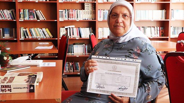 75 yaşında liseden mezun oldu