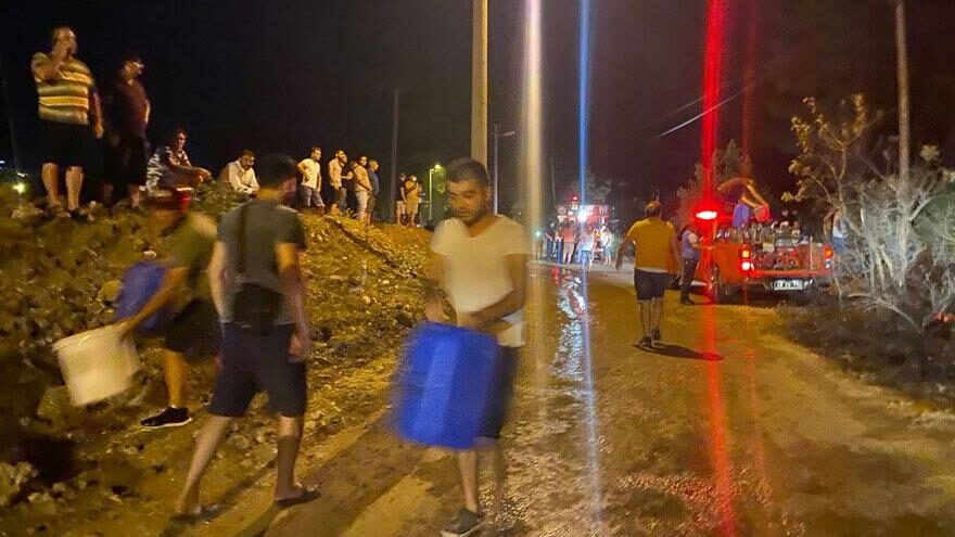 Fethiye'de vatandaşlar da yangını söndürmeye koştu - Son dakika haberleri
