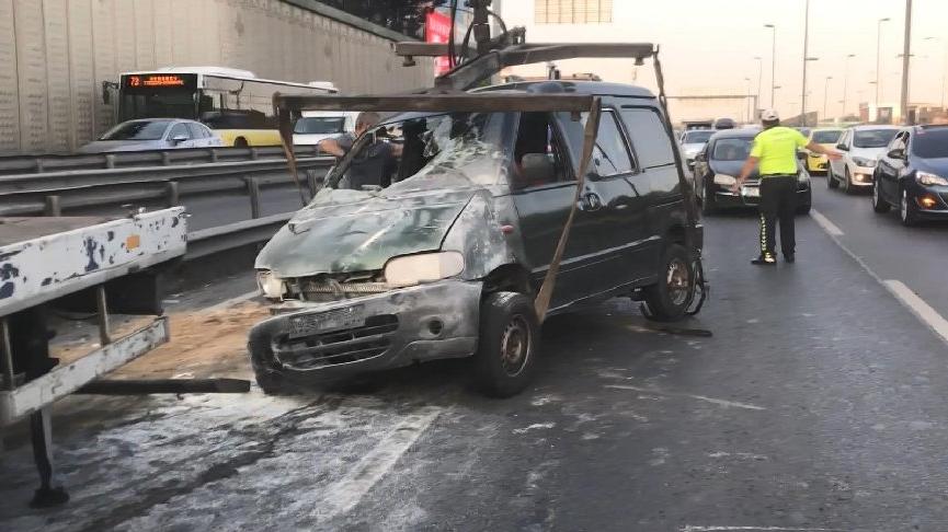 E-5’te panelvan minibüs takla attı, trafik durma noktasına geldi