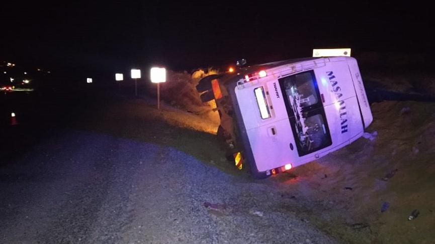 Düğüne gidenlerin bulunduğu minibüs şarampole devrildi: 12 yaralı