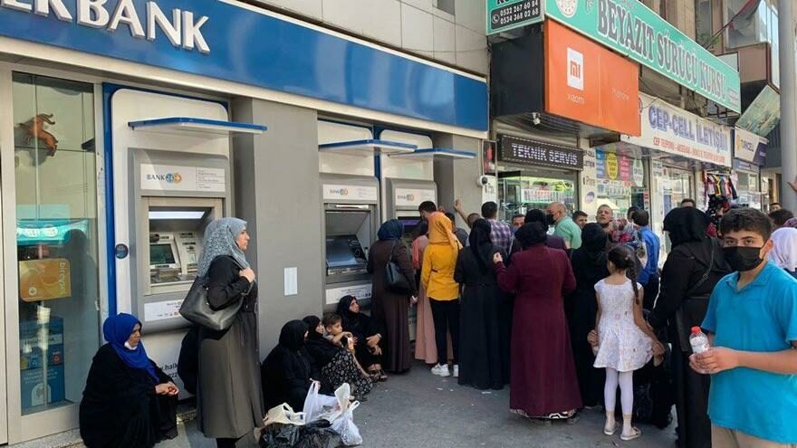 Suriyeliler sanayide değil para kuyruğundalar