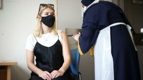 32 milyona üçüncü doz aşı gelecek ay başlıyor