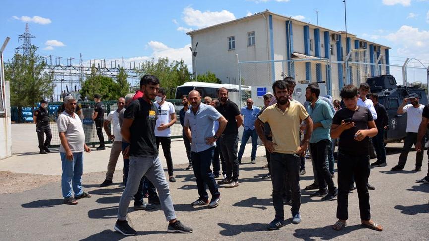 Elektrik kesintilerini protesto eden çiftçiler yol kapattı