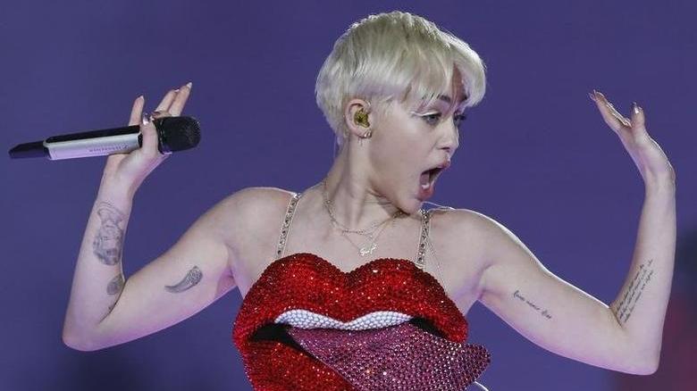 Miley Cyrus, kripto milyarderi için sahne aldı