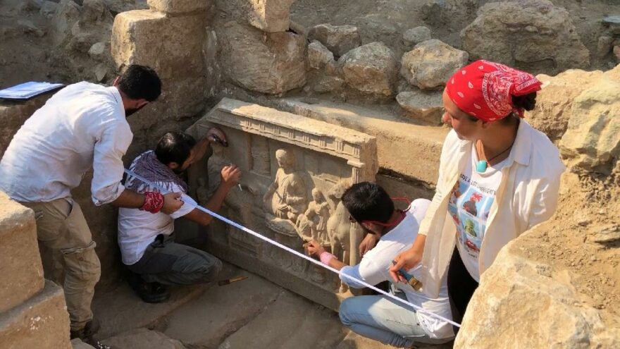 Parion Antik Kenti’nde 1900 yıllık mezar steli bulundu