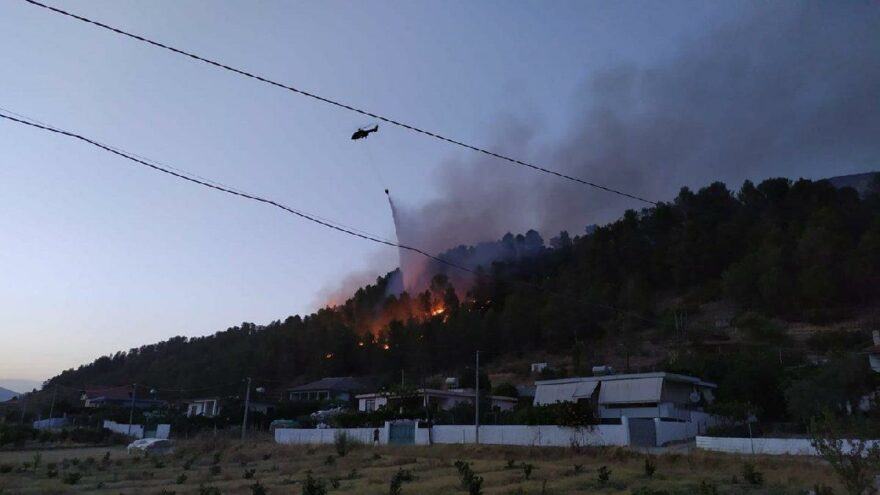 Arnavutluk’ta 12 farklı noktada yangın