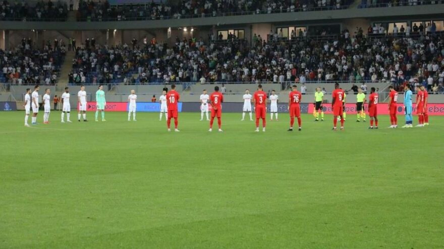 Batumi-Sivasspor maçında yangınlarda hayatını kaybedenler için saygı duruşu
