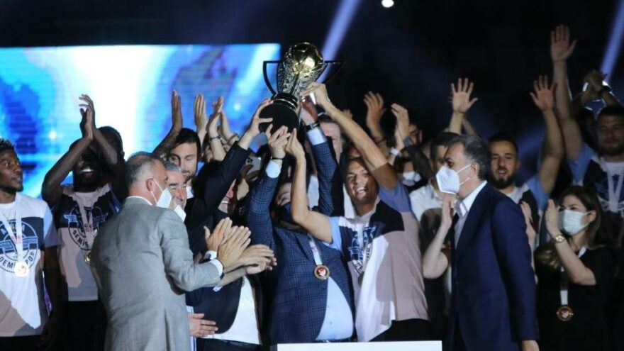 Adana Demirspor taraftarıyla kupasına kavuştu