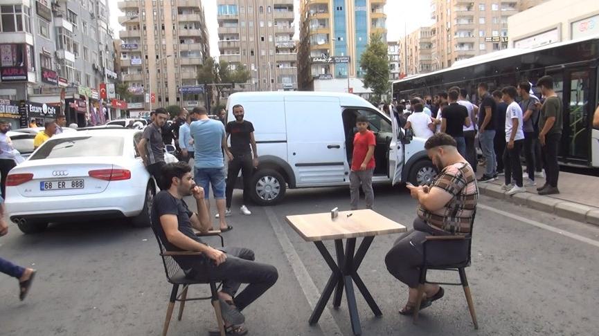 Yolu masa sandalye ile kapatıp, elektrik kesintilerini protesto ettiler