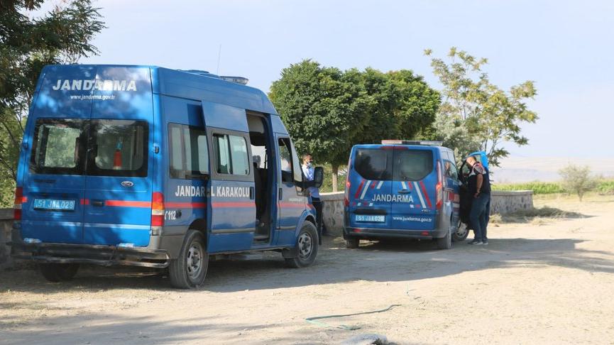 Arazi anlaşmazlığı nedeniyle mezarlıkta buluştuğu baba ile oğlunu öldürdü