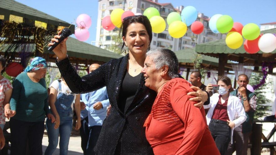 Bakımevinde konser keyfi