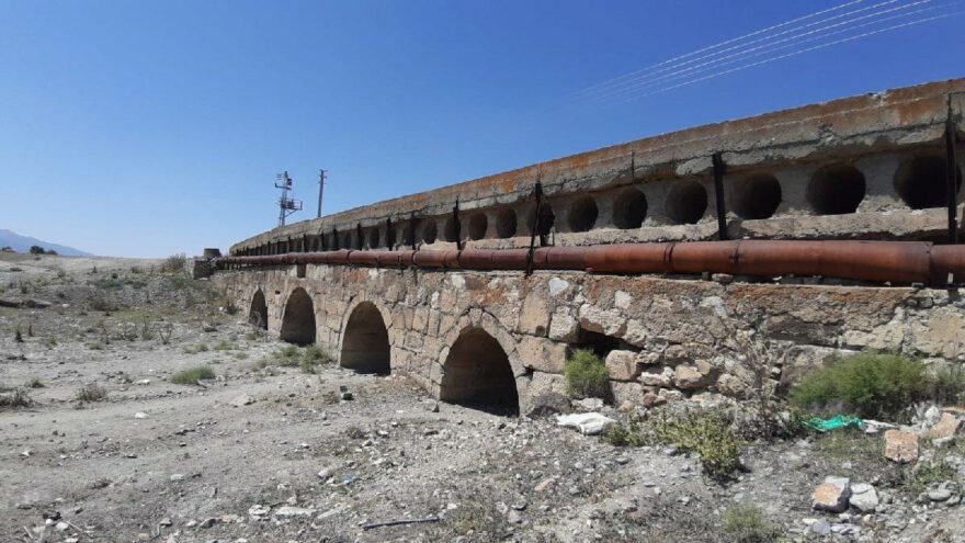 Yıllara meydan okuyan 40 gözlü taşköprüde boru çirkinliği
