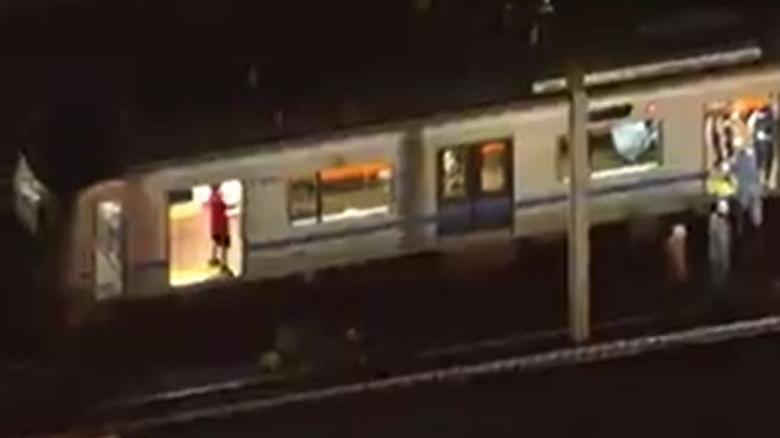 Tokyo metrosunda bıçaklı saldırı