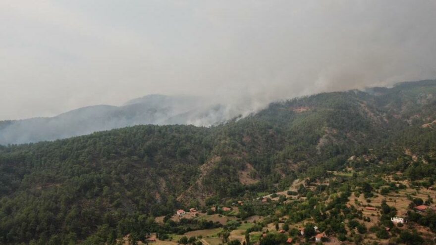 Köyceğiz’de orman yangını büyüdü, 3 kişi mahsur kaldı