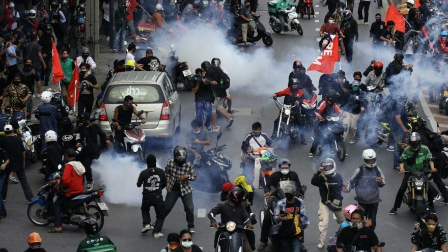 Bangkok’ta hükümet protestoları: Sokaklar savaş alanına döndü