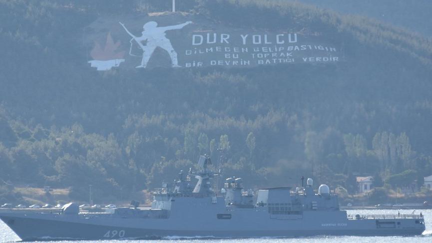 Romanya devriye gemisi ile Rus savaş gemisi, Çanakkale Boğazı’ndan geçti