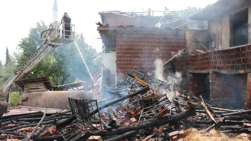 Tutuşan saman balyaları 2 eve sıçradı, anız yakan bir kişiye ceza kesildi