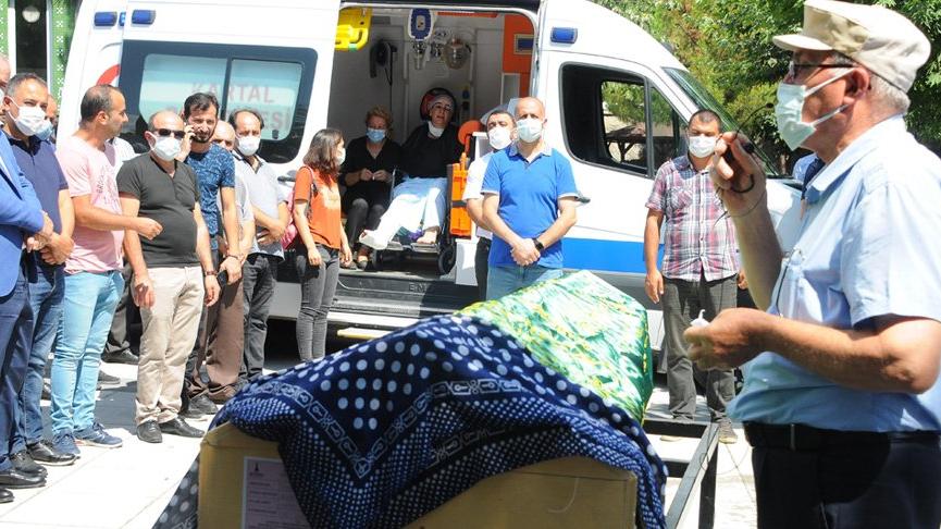8 yaşındaki kızının son yolculuğuna uğurlanışını ambulanstan izledi