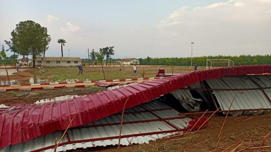 Adana’da fırtına çatı uçurdu