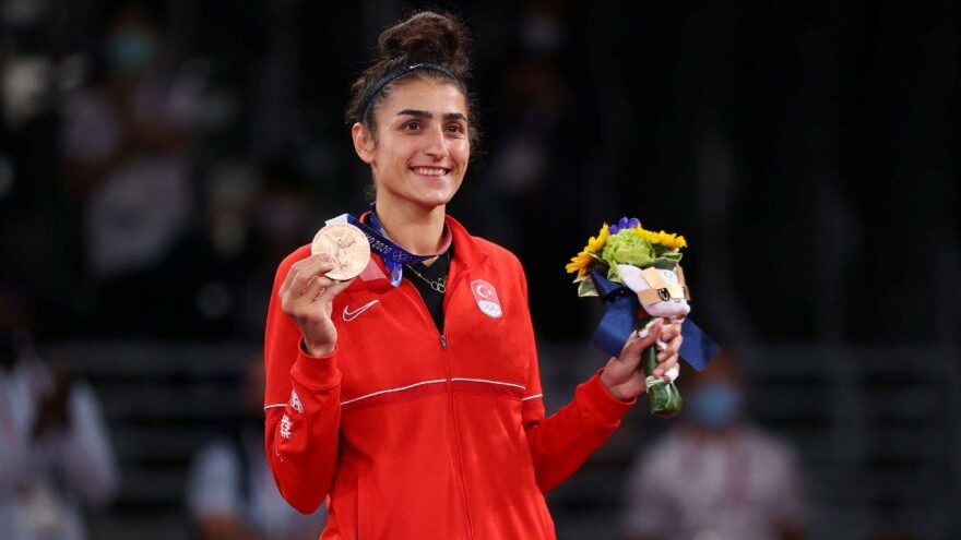 Hatice Kübra İlgün, olimpiyat madalyasını babasının mezarına götürdü