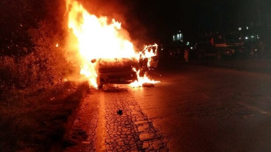 Pakistan’da yolcu minibüsü alev topuna döndü: 10 ölü