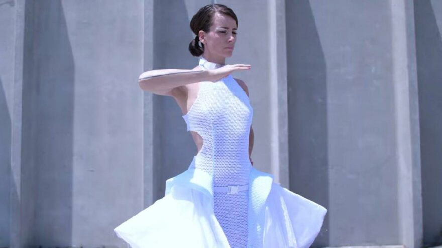 Tasarladığı elbise ile sosyal mesafenin önemini moda dünyasına taşıdı