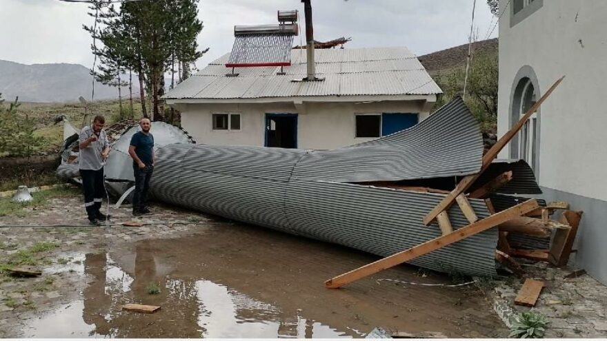 Şiddetli fırtına 30 senelik caminin minaresini yıktı