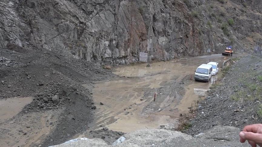 Artvin’de heyelan! Tünel girişleri kapandı, ulaşım durdu