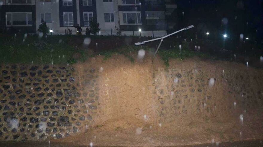Heyelan sonrası 3 bina tahliye edildi
