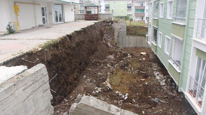 Sağanak sırasında apartmanın istinat duvarı çöktü