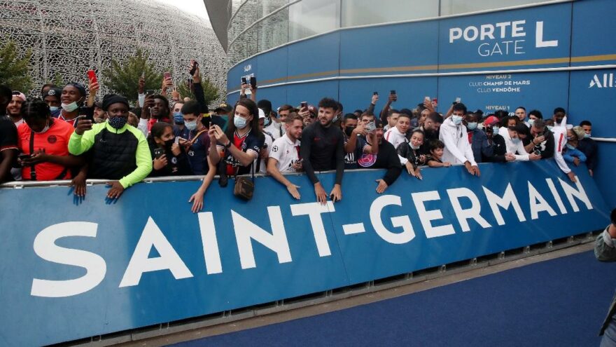 Paris’te Lionel Messi üzüntüsü… Binlerce insan bekledi