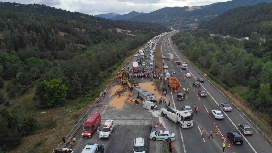TEM’de feci kaza! İstanbul istikameti trafiğe kapandı