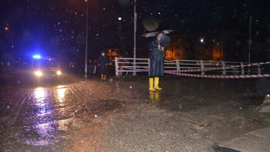 İlçeyi sel vurdu: Birçok evi su bastı