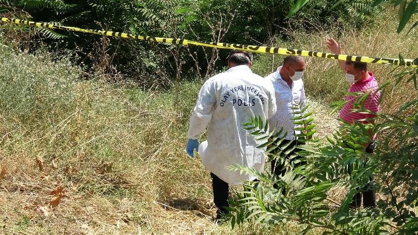 Çöp sandığı ayakkabıyı almak isterken ceset buldu