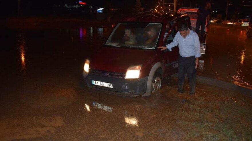 20 dakikalık sağanak yağış Malatya’yı felç etti