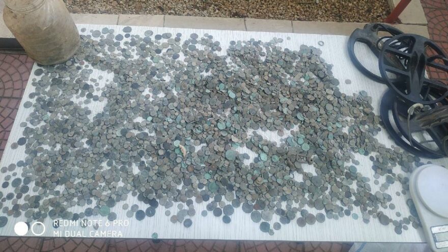 Polisi görünce tarihi eserleri klozete attılar