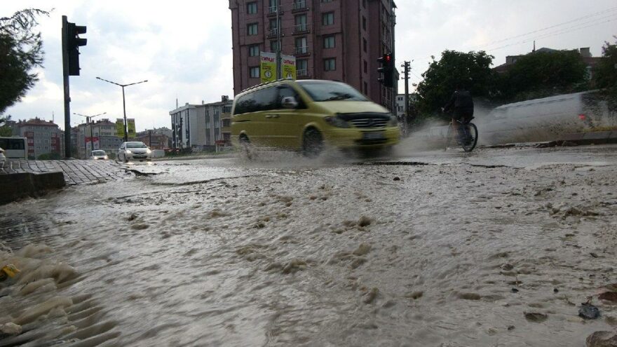 Aniden bastırdı, iki ilde sokaklar göle döndü