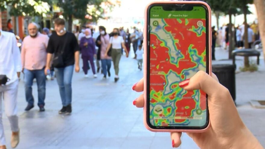 Kırmızıya dönen ilçeler yine maskesiz mesafesiz