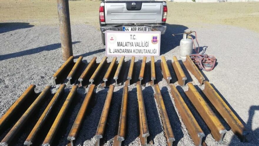 Malatya’da tren raylarını çaldılar