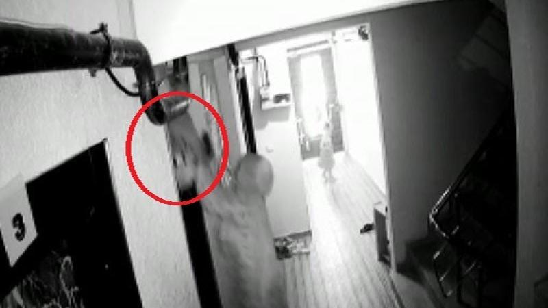 2 aylık bebeği gözlerinin önünde asansöre kapılıp öldü