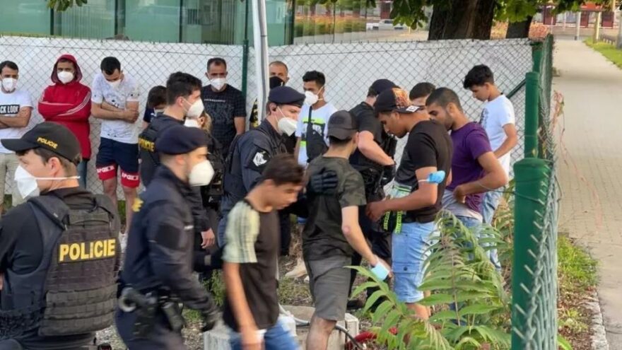Çekya’da filmleri aratmayan kovalamaca! Kaçak göçmenler böyle yakalandı